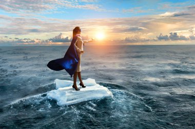 Süper kadın gökyüzünde. Karışık teknik