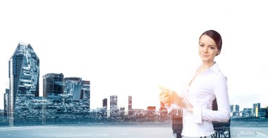 Tablet üzerinde çalışan çekici iş kadını. Karışık teknik