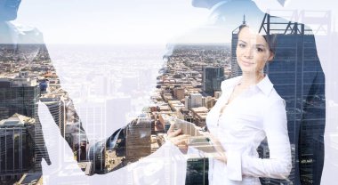 Tablet üzerinde çalışan çekici iş kadını. Karışık teknik