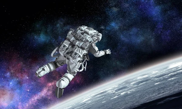 Astronaut på uppdrag i rymden. Mixed media — Stockfoto