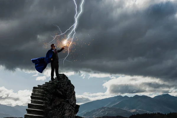 Jeune Homme Affaires Confiant Portant Une Cape Sur Escalier Pierre — Photo