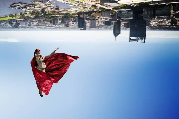 Super mujer en el cielo — Foto de Stock