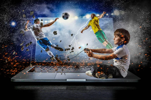 Un chico jugando a un videojuego. Medios mixtos — Foto de Stock