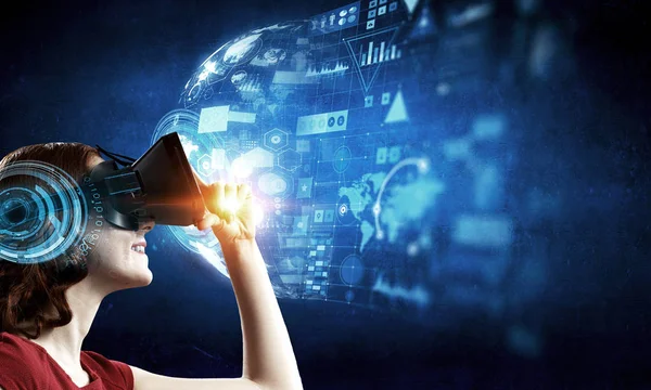 Ervaren virtuele technologie wereld. Mixed media — Stockfoto