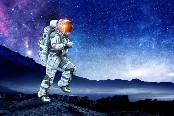 Spaceman uitvoeren op touw. Mixed media — Stockfoto