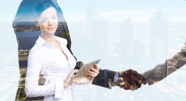 Tablet üzerinde çalışan çekici iş kadını. Karışık teknik