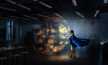 Süper kadın gökyüzünde. Karışık teknik