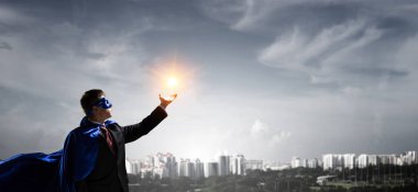 Süper adam gökyüzünde. Karışık teknik