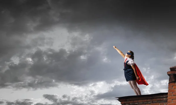 Kleines Kind, das die Stadt vor dem Bösen schützt. Gemischte Medien — Stockfoto