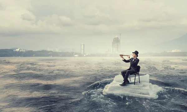 Surfen im Meer auf Eisschollen. Gemischte Medien — Stockfoto