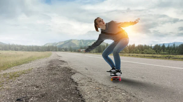 Teenager Mädchen fahren ihr Skateboard. Gemischte Medien — Stockfoto