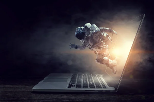 Explorador Espacial Saindo Tela Laptop Meios Mistos — Fotografia de Stock
