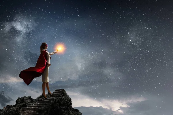 Süper kadın gökyüzünde. Karışık teknik — Stok fotoğraf
