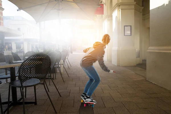 Dospívající dívka jezdí její skateboard. Kombinovaná technika — Stock fotografie