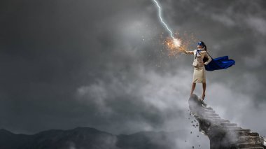 Süper kadın gökyüzünde. Karışık teknik