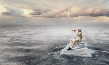 Sörf denizde yüzen buz kütlesi. Karışık teknik