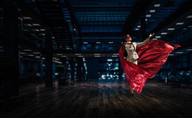 Süper kadın gökyüzünde. Karışık teknik