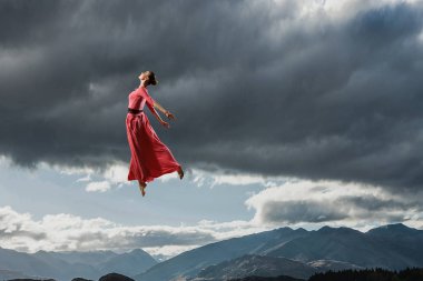 Dans tutkusu olduğunu