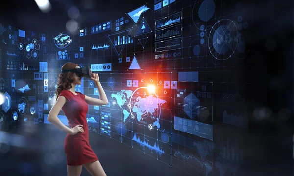 Uppleva virtuell teknik världen. Mixed media — Stockfoto