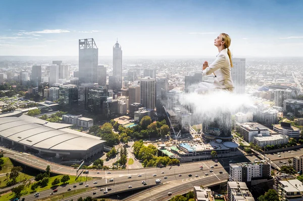 Жінка пливе над містом — стокове фото