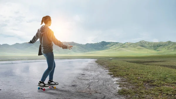 Teenager Mädchen fahren ihr Skateboard. Gemischte Medien — Stockfoto