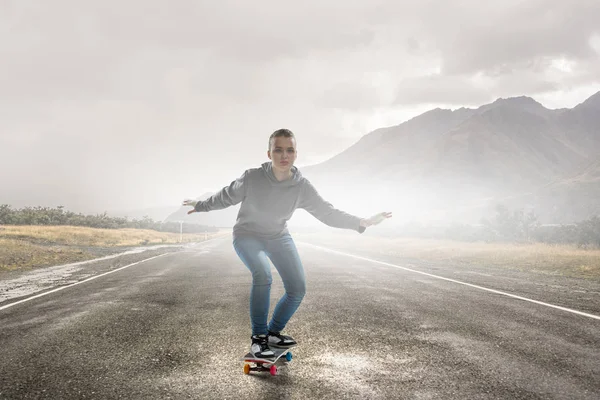 Teenager Mädchen fahren ihr Skateboard. Gemischte Medien — Stockfoto