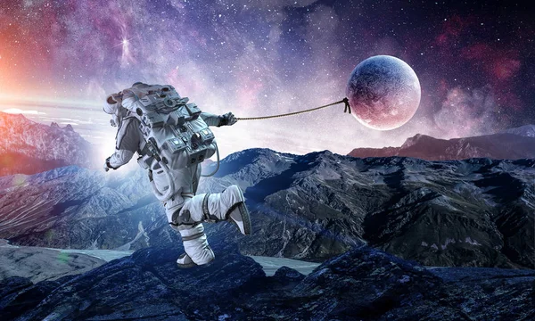 Spaceman stelen planeet. Mixed media — Stockfoto