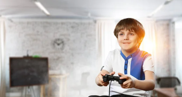 Un chico jugando a un videojuego. Medios mixtos —  Fotos de Stock