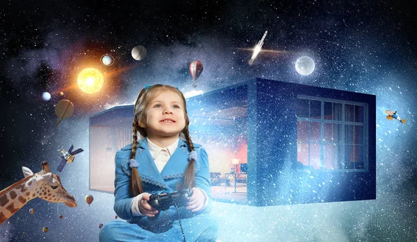 Video oyunu oynayan kız. Karışık teknik