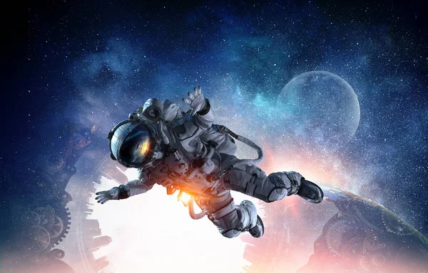 Astronaut på uppdrag i rymden. Mixed media — Stockfoto