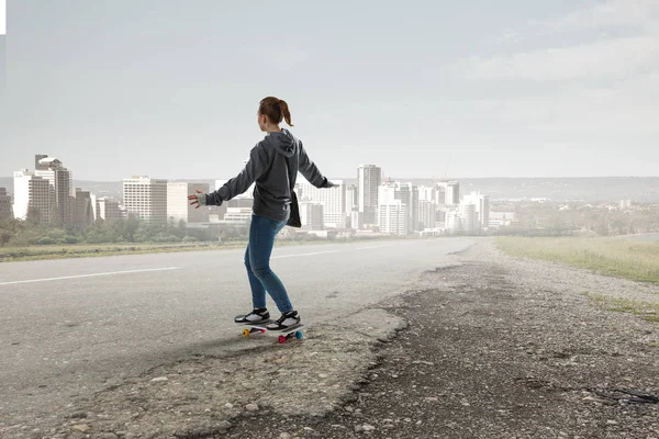 Dospívající dívka jezdí její skateboard. Kombinovaná technika — Stock fotografie