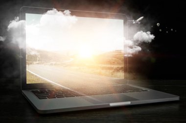 Açılan laptop. Karışık teknik