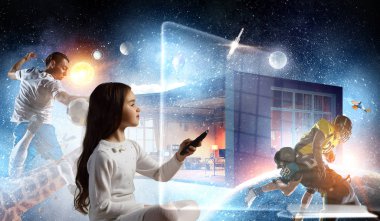 Video oyunu oynayan kız. Karışık teknik