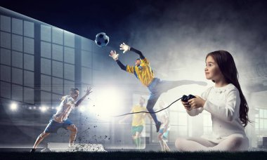 Video oyunu oynayan kız. Karışık teknik