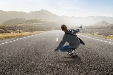 Genç kız onun kaykay binmek. Karışık teknik