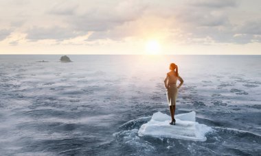 Sörf denizde yüzen buz kütlesi. Karışık teknik