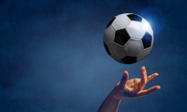 Erkek el parmak spor top ile dokunmadan koyu arka plan üzerinde