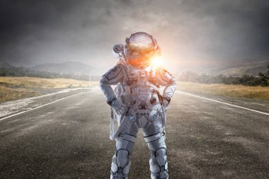 Astronot görevde. Karışık teknik