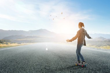 Genç kız onun kaykay binmek. Karışık teknik