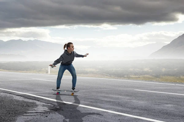 Teenager Mädchen fahren ihr Skateboard. Gemischte Medien — Stockfoto