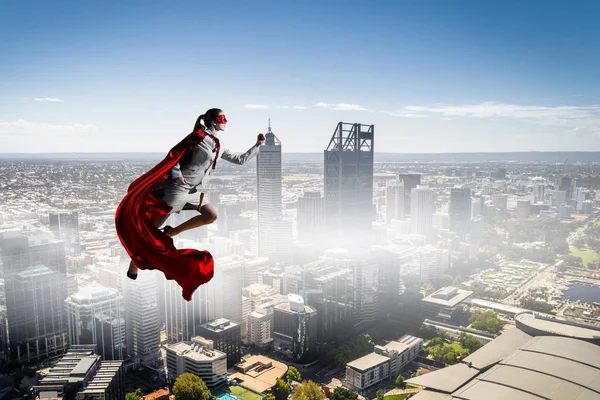 Superfrau am Himmel — Stockfoto
