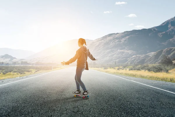 Adolescenta se plimba cu skateboard-ul. Media mixtă — Fotografie, imagine de stoc