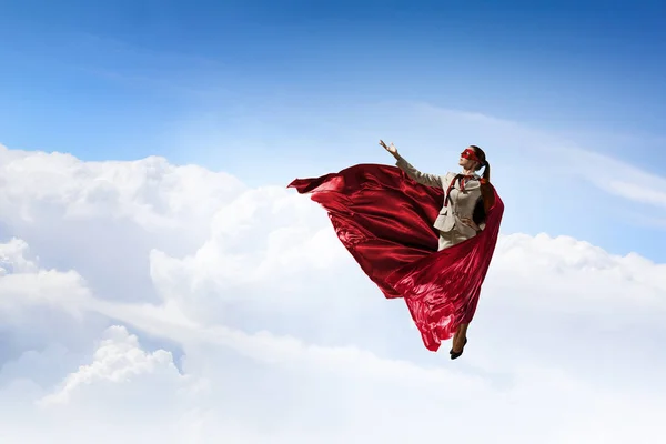 Super mujer en el cielo — Foto de Stock