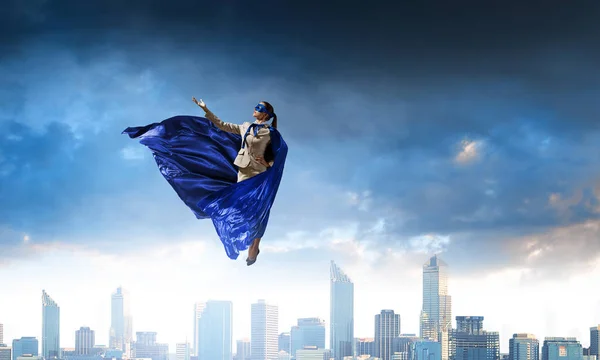 Super Kobieta w niebo — Zdjęcie stockowe