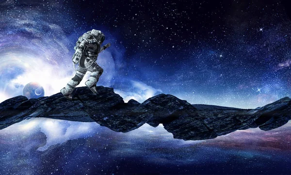 Menjalankan angkasawan dan galaksi. Campuran media — Stok Foto