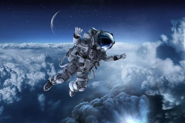 Astronauta in missione spaziale. Mezzi misti — Foto Stock