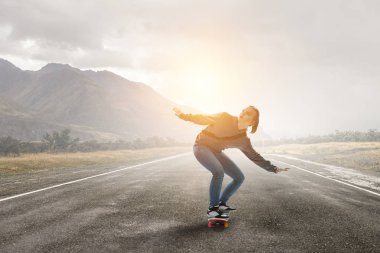 Genç kız onun kaykay binmek. Karışık teknik