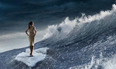 Sörf denizde yüzen buz kütlesi. Karışık teknik