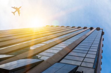 Uçak iş şehir üzerinde