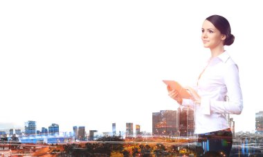 Tablet üzerinde çalışan çekici iş kadını. Karışık teknik